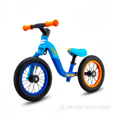 Bicicleta infantil liga bicicleta colorida equilíbrio